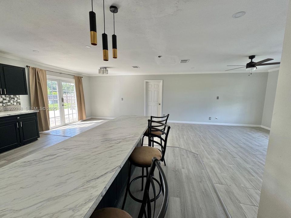 For Sale: $350,000 (3 beds, 2 baths, 1176 Square Feet)