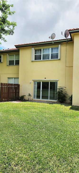 出租: $1,875 (3 贝兹, 2 浴室, 1062 平方英尺)