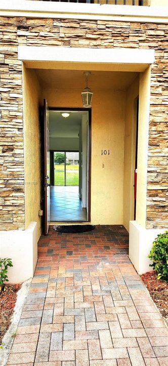 出租: $1,875 (3 贝兹, 2 浴室, 1062 平方英尺)