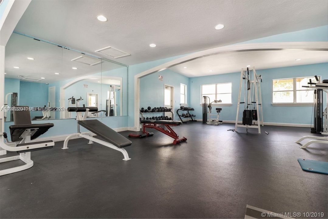 For Rent: $2,000 (1 beds, 1 baths, 710 Square Feet)