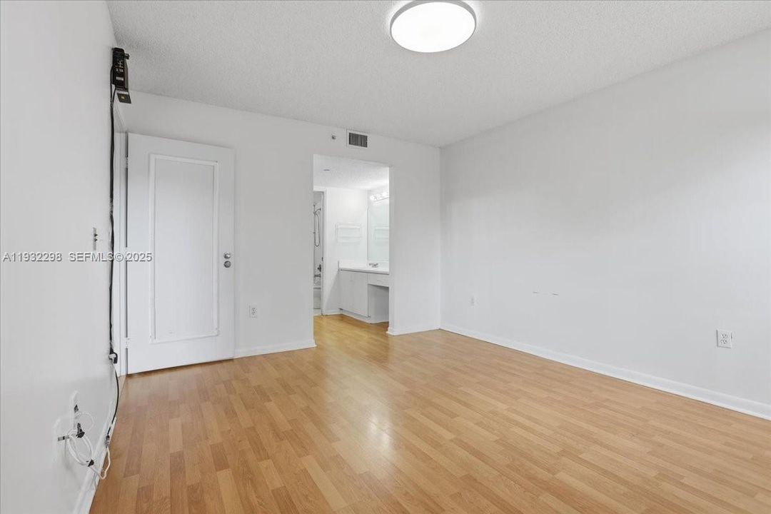 For Sale: $169,000 (2 beds, 1 baths, 1032 Square Feet)