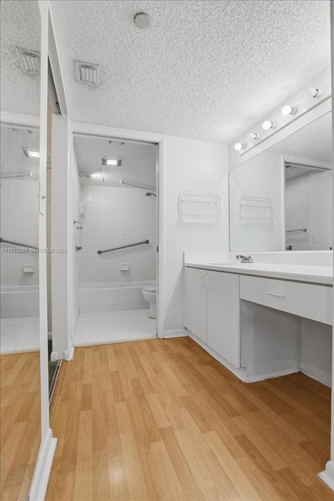 For Sale: $169,000 (2 beds, 1 baths, 1032 Square Feet)