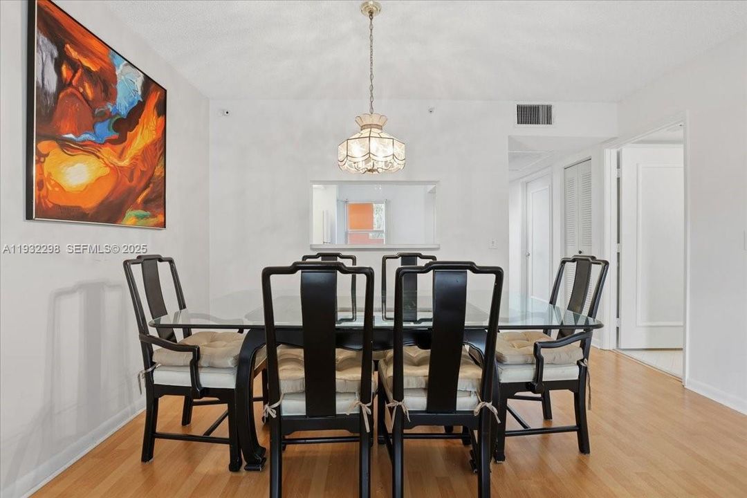 For Sale: $169,000 (2 beds, 1 baths, 1032 Square Feet)