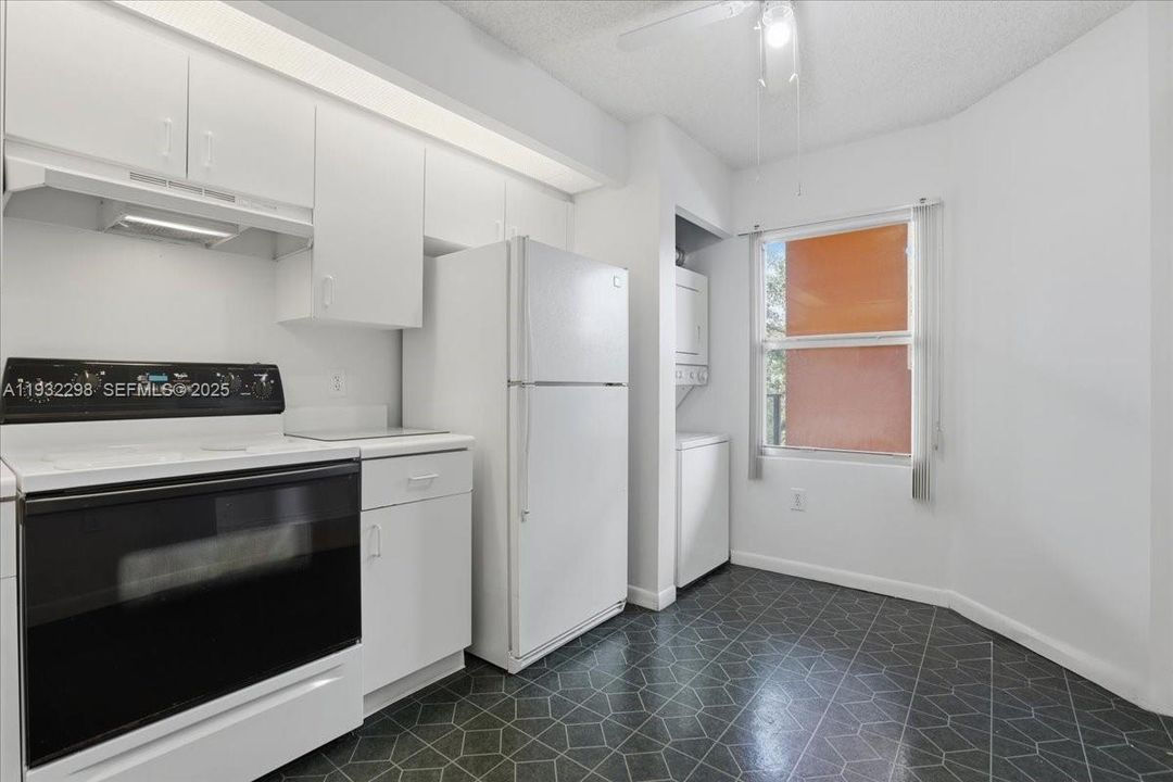 For Sale: $169,000 (2 beds, 1 baths, 1032 Square Feet)