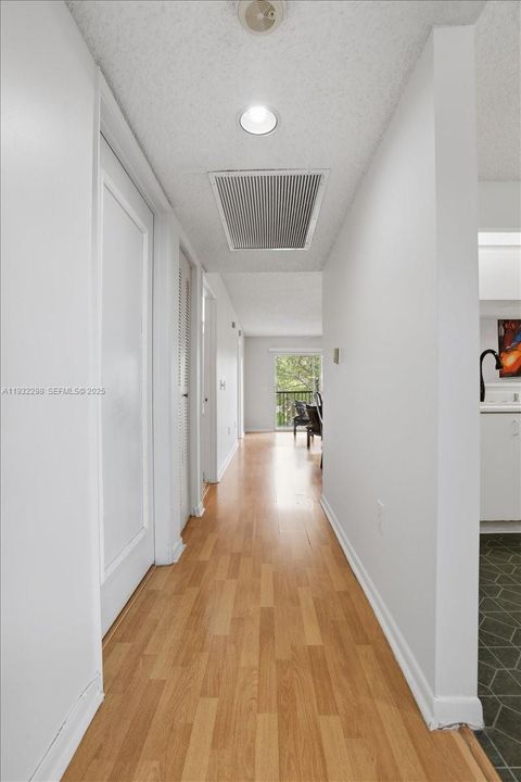 For Sale: $169,000 (2 beds, 1 baths, 1032 Square Feet)