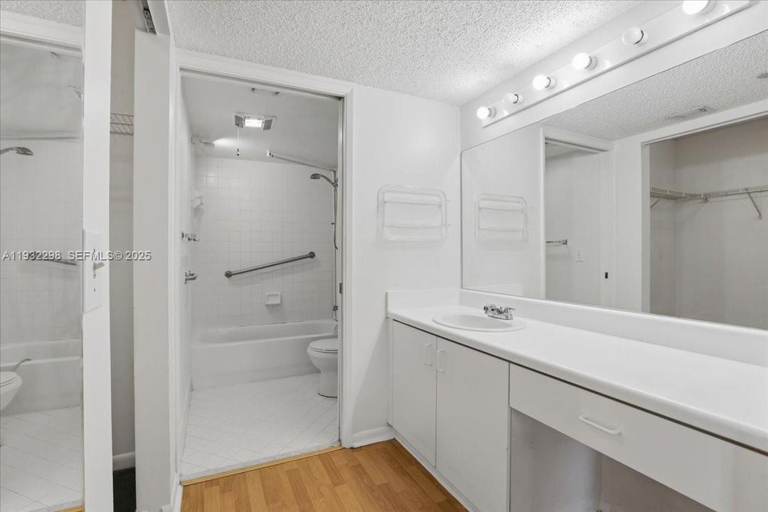 For Sale: $169,000 (2 beds, 1 baths, 1032 Square Feet)