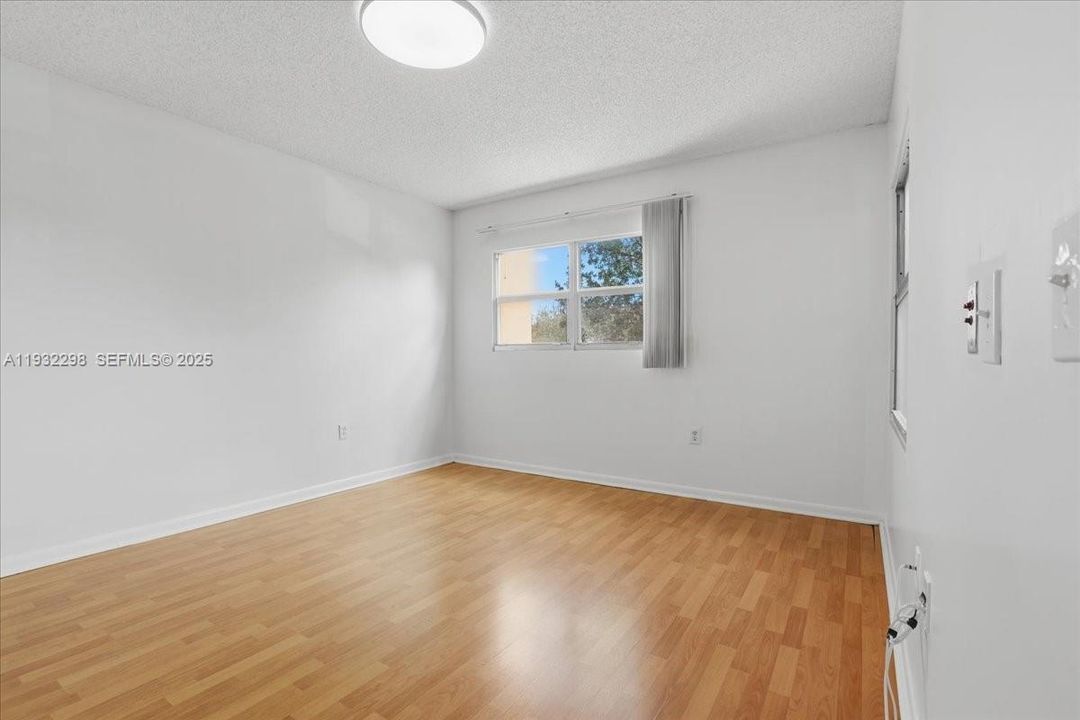 For Sale: $169,000 (2 beds, 1 baths, 1032 Square Feet)