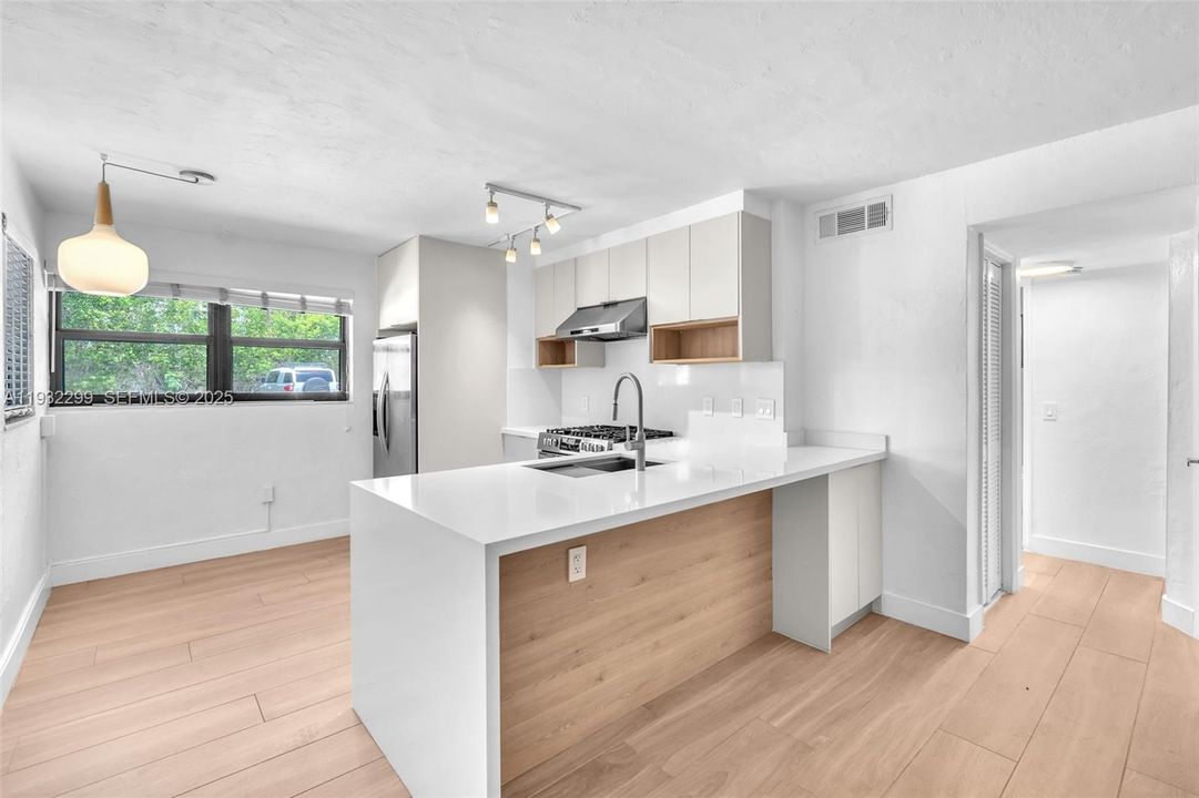 出租: $3,400 (2 贝兹, 1 浴室, 679 平方英尺)