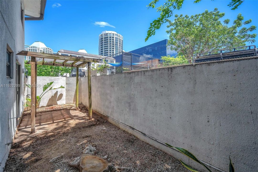 出租: $3,400 (2 贝兹, 1 浴室, 679 平方英尺)