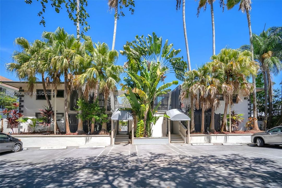 出租: $3,400 (2 贝兹, 1 浴室, 679 平方英尺)