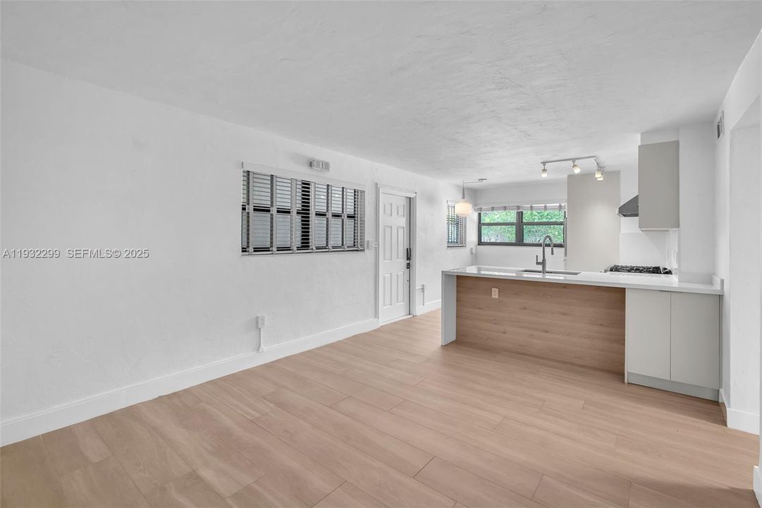 出租: $3,400 (2 贝兹, 1 浴室, 679 平方英尺)