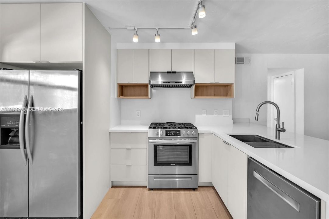 出租: $3,400 (2 贝兹, 1 浴室, 679 平方英尺)