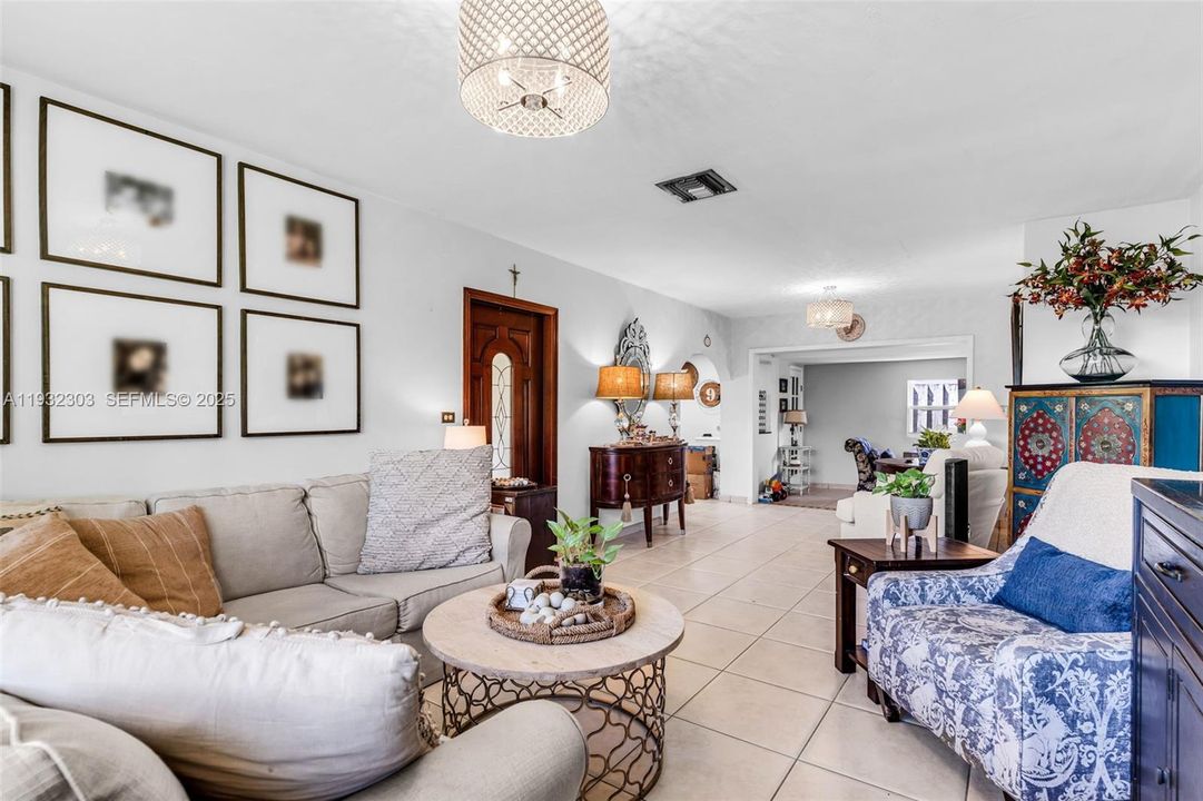 For Sale: $686,000 (3 beds, 2 baths, 1336 Square Feet)