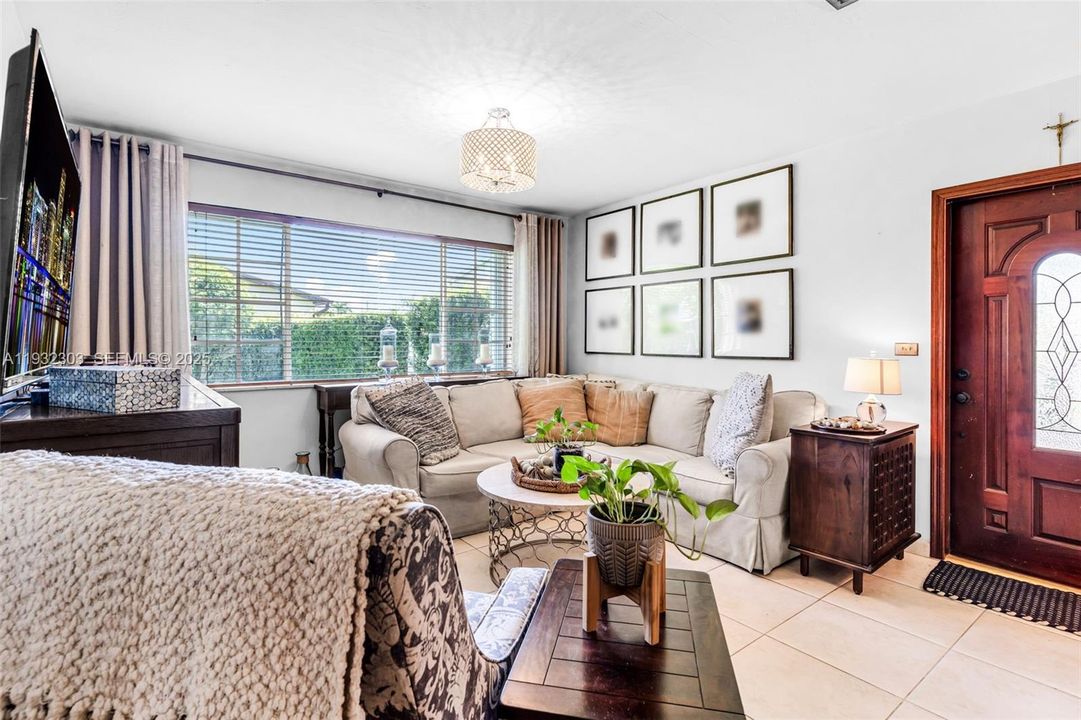 For Sale: $686,000 (3 beds, 2 baths, 1336 Square Feet)