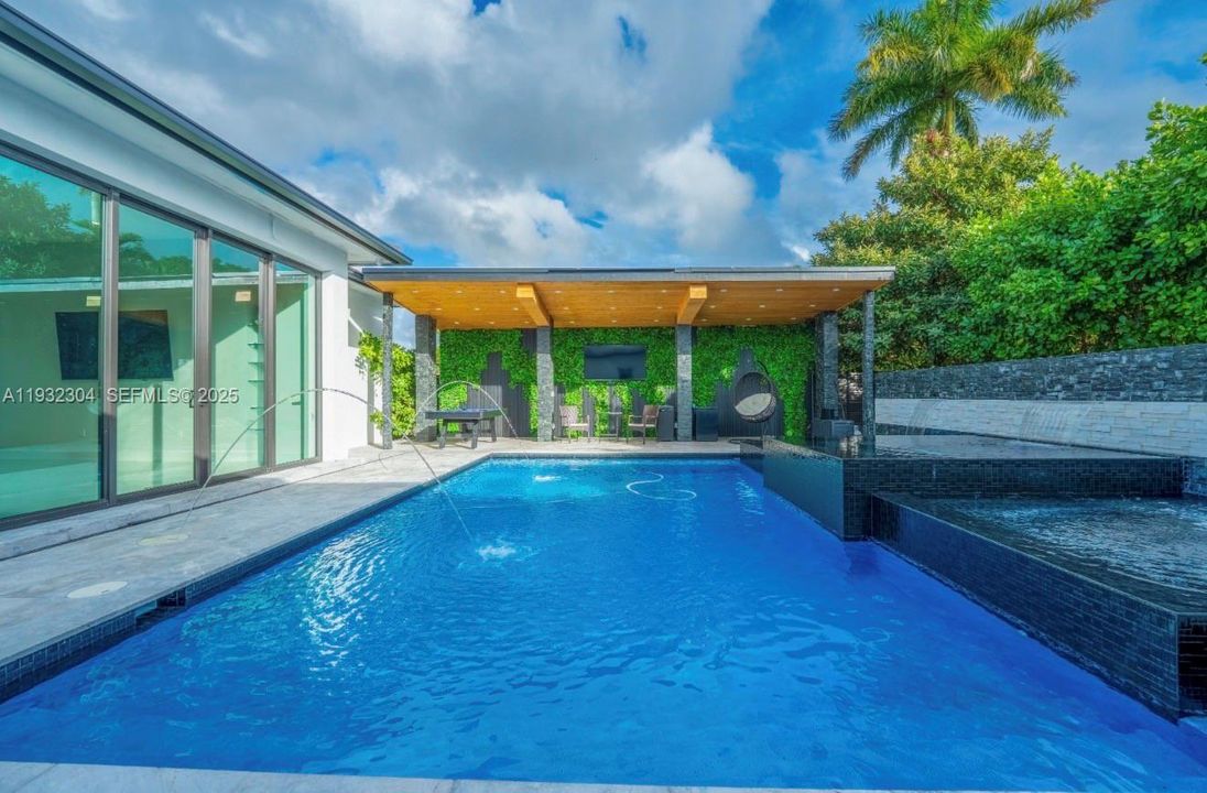 En Venta: $1,695,000 (6 camas, 6 baños, 3871 Pies cuadrados)