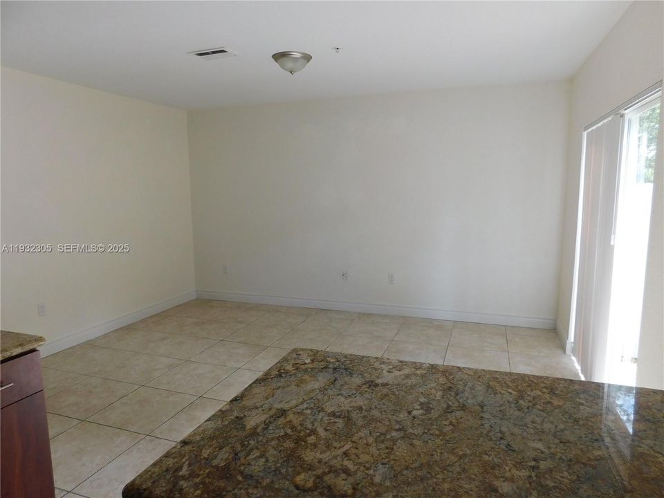 出租: $2,800 (4 贝兹, 3 浴室, 1440 平方英尺)