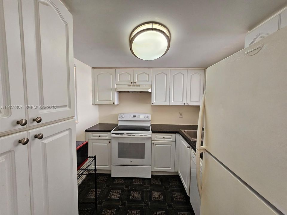 На продажу: $170,000 (1 спален, 1 ванн, 840 Квадратных фут)