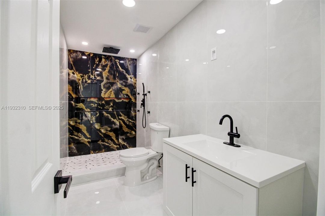 На продажу: $639,999 (5 спален, 3 ванн, 1963 Квадратных фут)