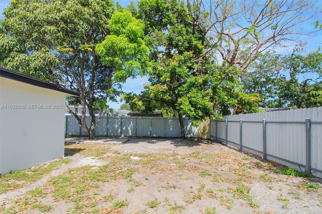 На продажу: $639,999 (5 спален, 3 ванн, 1963 Квадратных фут)