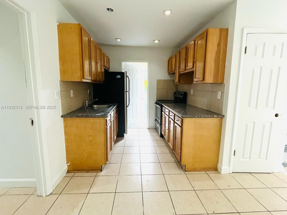 For Rent: $2,300 (3 beds, 2 baths, 1200 Square Feet)