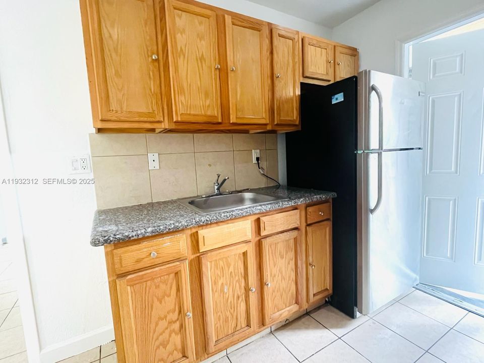 For Rent: $2,300 (3 beds, 2 baths, 1200 Square Feet)
