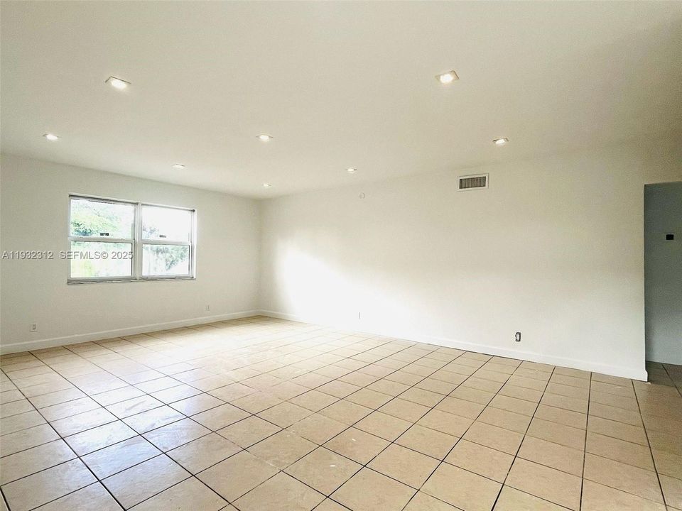 出租: $2,600 (3 贝兹, 2 浴室, 1200 平方英尺)