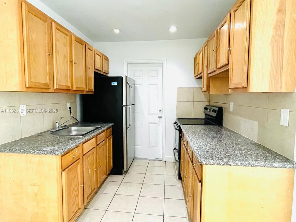 出租: $2,600 (3 贝兹, 2 浴室, 1200 平方英尺)