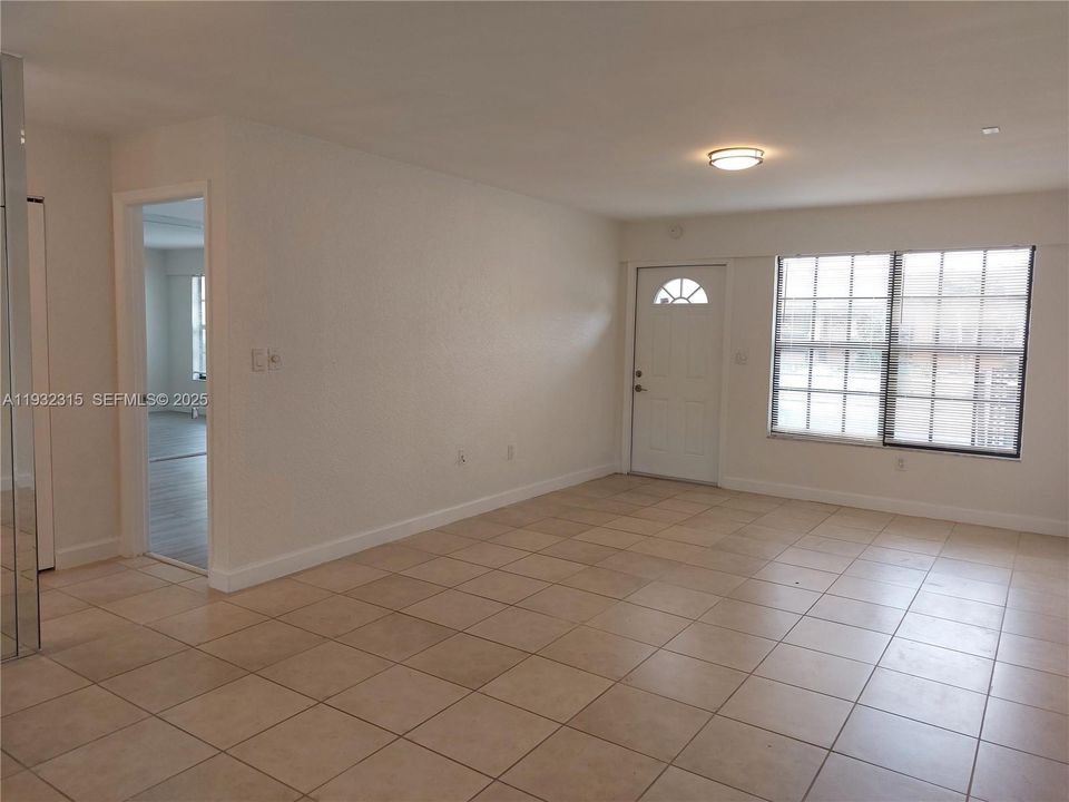 На продажу: $399,000 (2 спален, 1 ванн, 910 Квадратных фут)