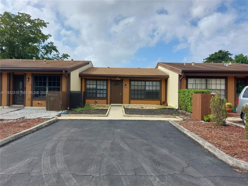 На продажу: $399,000 (2 спален, 1 ванн, 910 Квадратных фут)