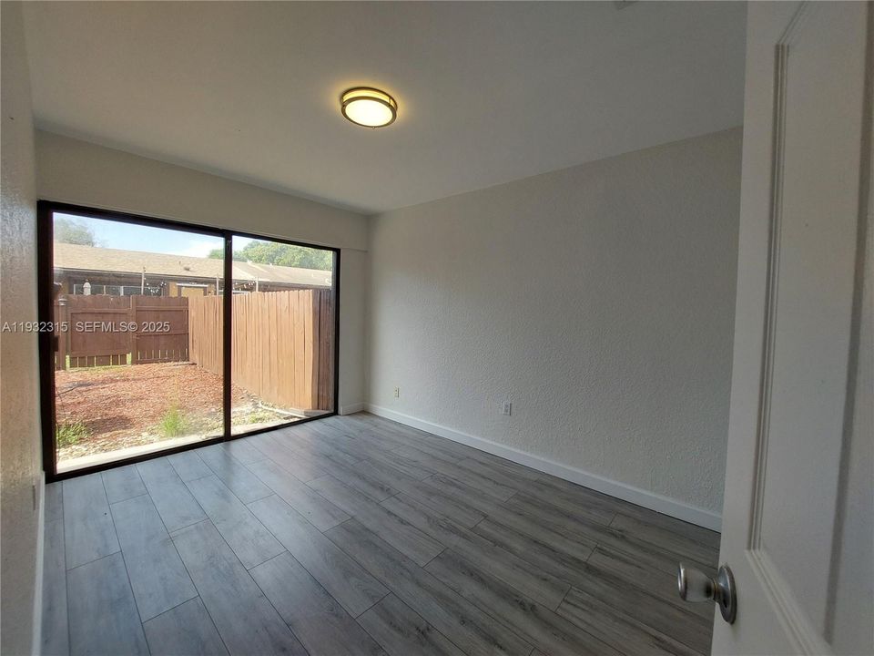 На продажу: $399,000 (2 спален, 1 ванн, 910 Квадратных фут)