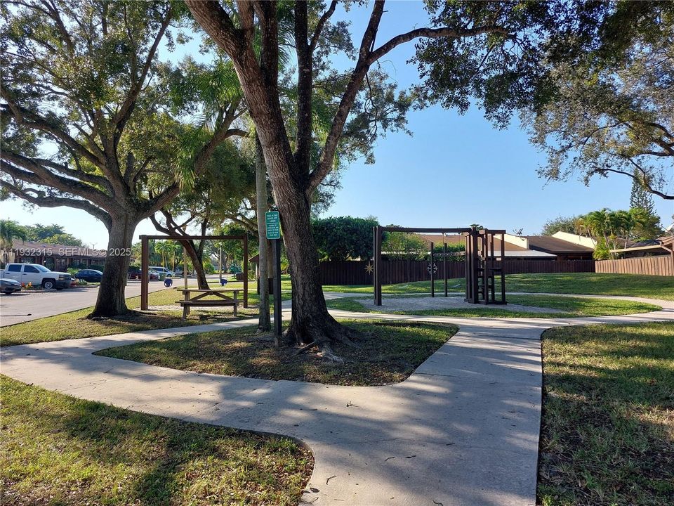 На продажу: $399,000 (2 спален, 1 ванн, 910 Квадратных фут)