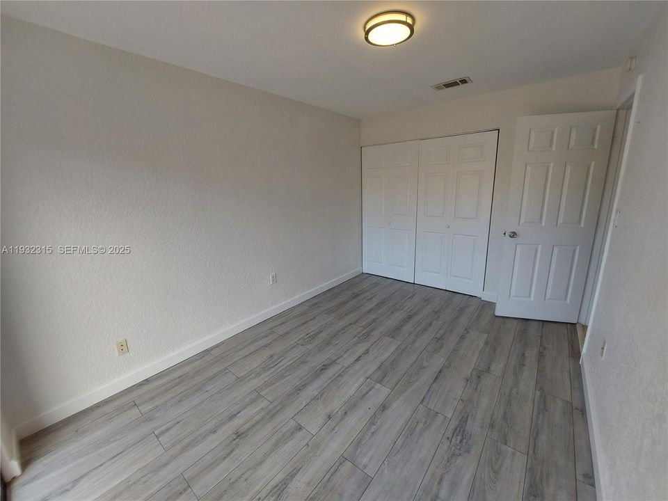 На продажу: $399,000 (2 спален, 1 ванн, 910 Квадратных фут)