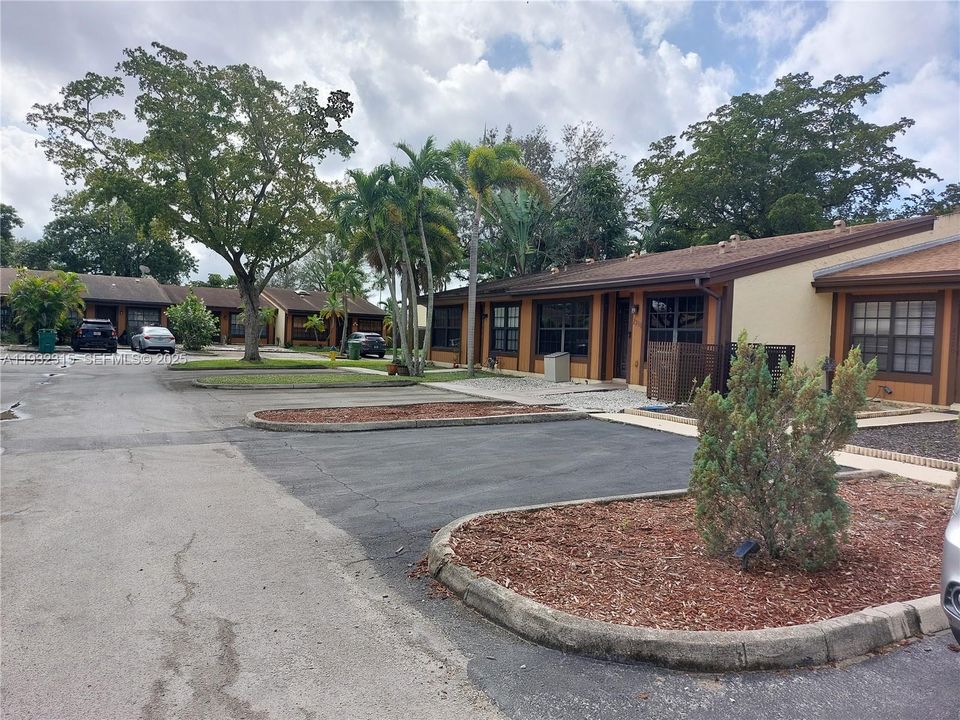 На продажу: $399,000 (2 спален, 1 ванн, 910 Квадратных фут)