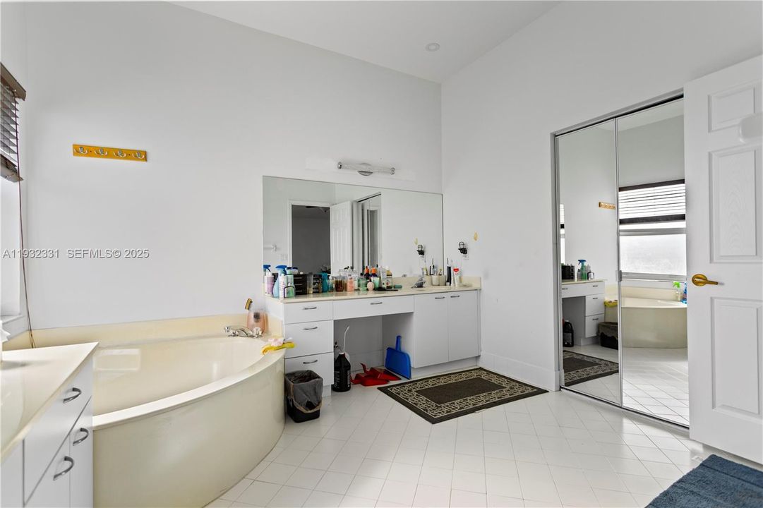 For Sale: $728,000 (4 beds, 2 baths, 2942 Square Feet)