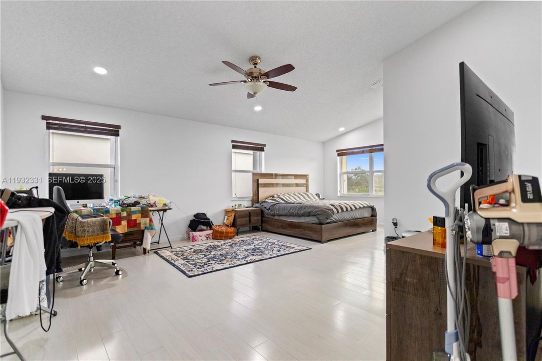 For Sale: $728,000 (4 beds, 2 baths, 2942 Square Feet)