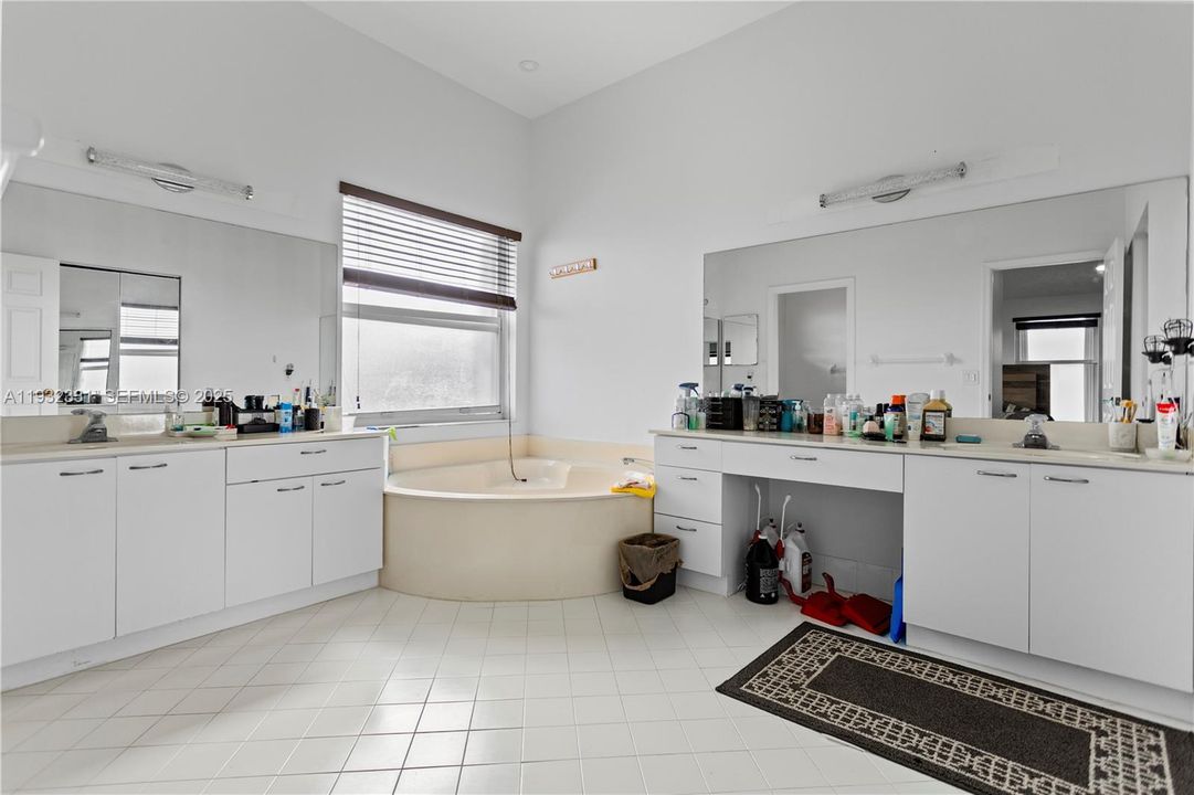 For Sale: $728,000 (4 beds, 2 baths, 2942 Square Feet)