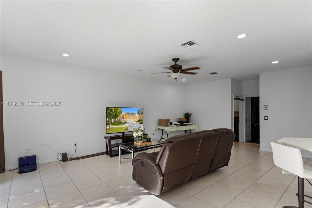 For Sale: $728,000 (4 beds, 2 baths, 2942 Square Feet)