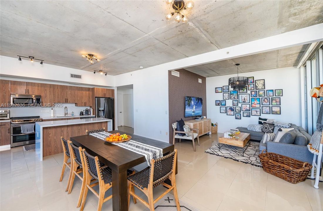 待售: $810,000 (2 贝兹, 2 浴室, 1242 平方英尺)