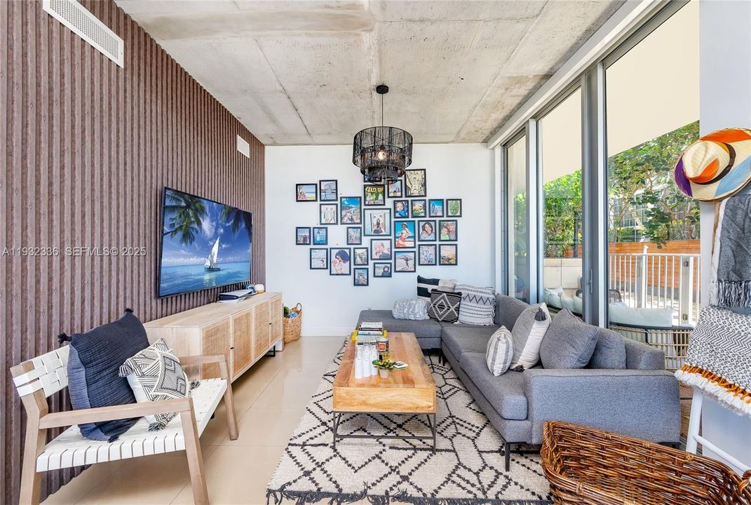 待售: $810,000 (2 贝兹, 2 浴室, 1242 平方英尺)