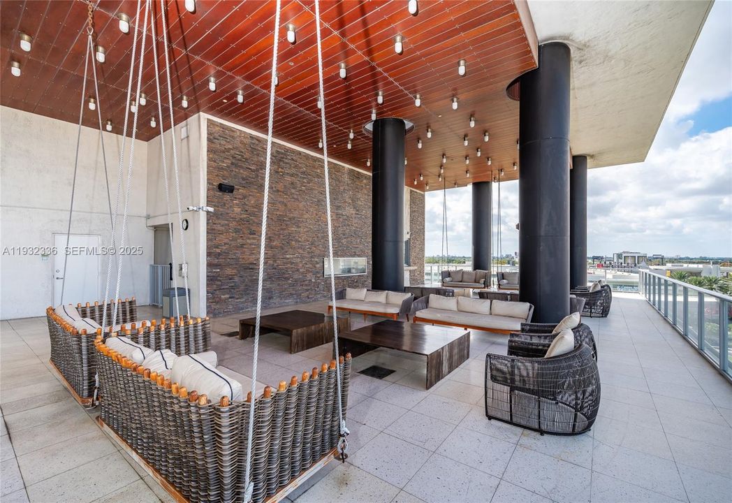 待售: $810,000 (2 贝兹, 2 浴室, 1242 平方英尺)