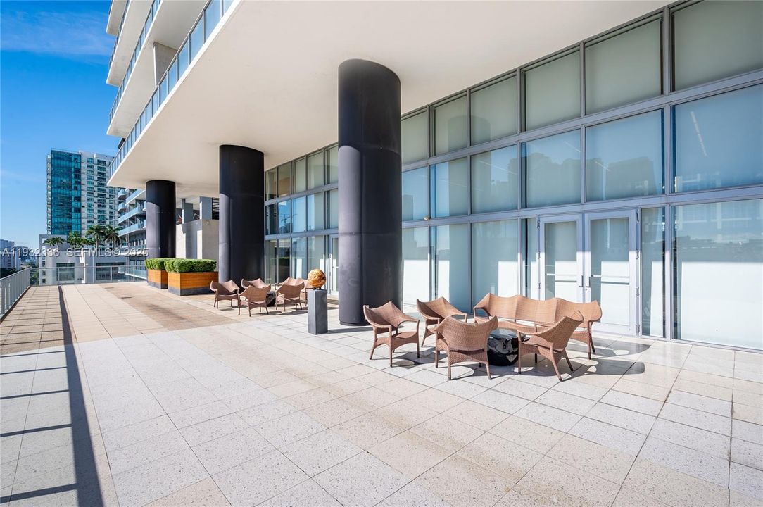 待售: $810,000 (2 贝兹, 2 浴室, 1242 平方英尺)