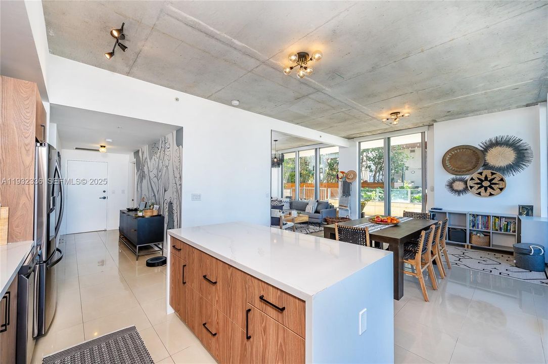 待售: $810,000 (2 贝兹, 2 浴室, 1242 平方英尺)