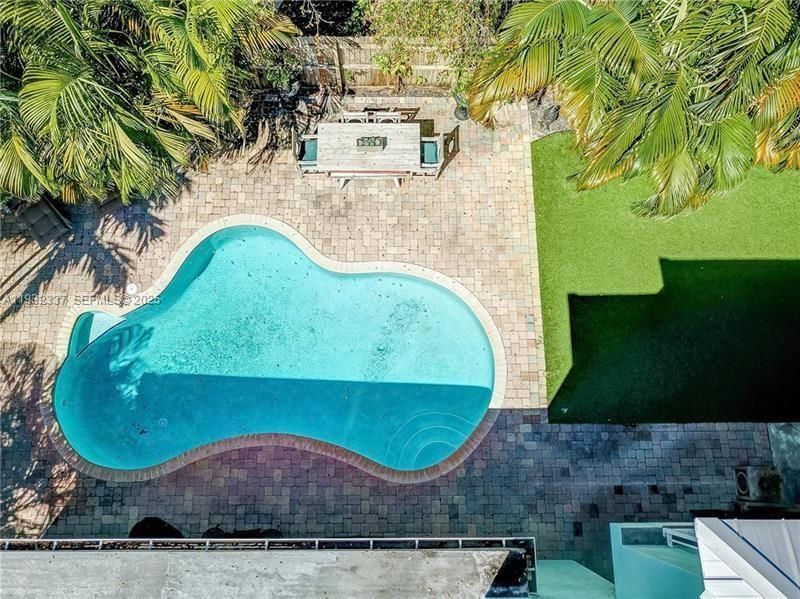 出租: $5,200 (4 贝兹, 3 浴室, 2337 平方英尺)