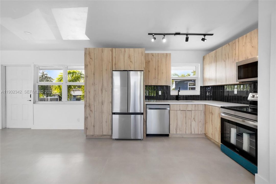 For Rent: $2,000 (1 beds, 1 baths, 4649 Square Feet)