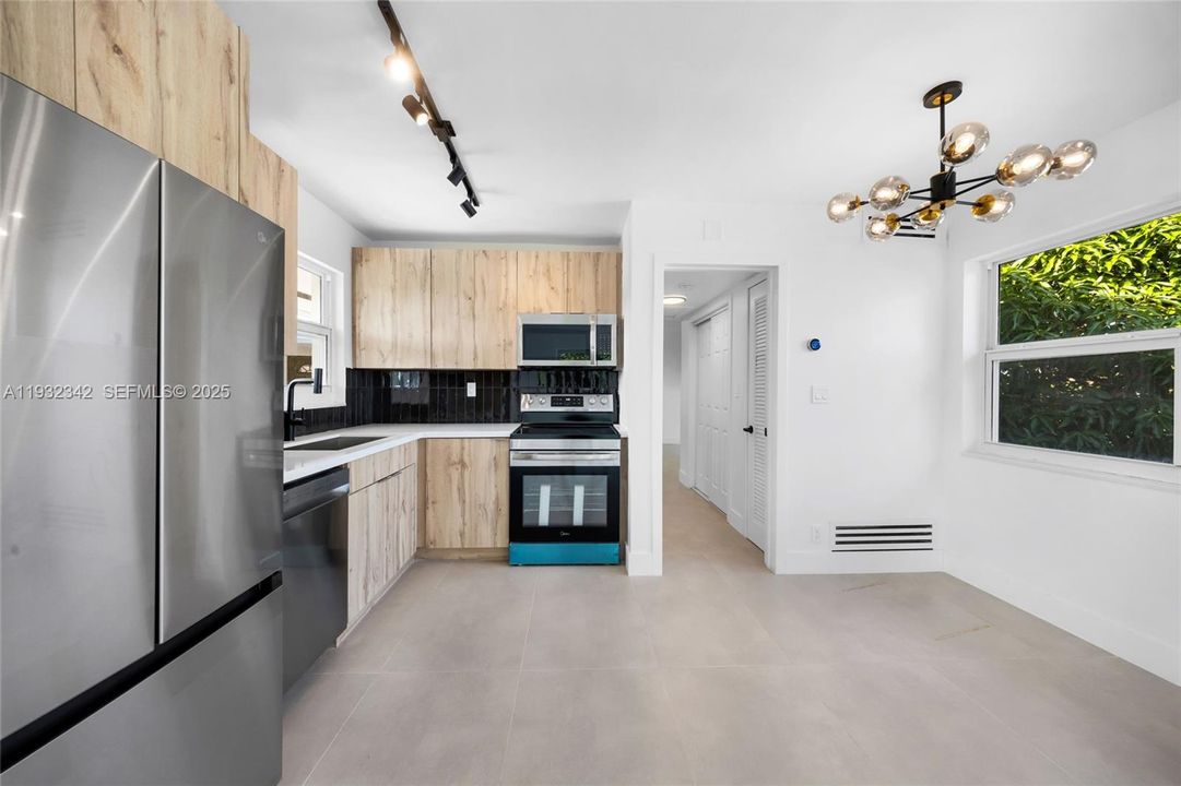 For Rent: $2,000 (1 beds, 1 baths, 4649 Square Feet)