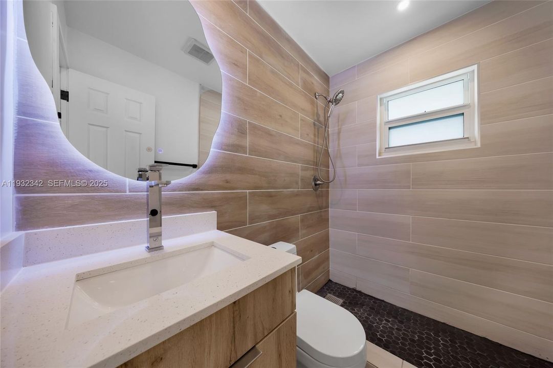 For Rent: $2,000 (1 beds, 1 baths, 4649 Square Feet)