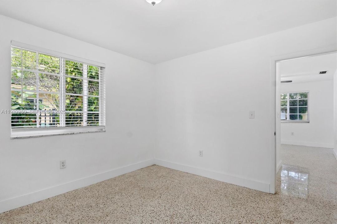 For Rent: $2,600 (2 beds, 1 baths, 814 Square Feet)