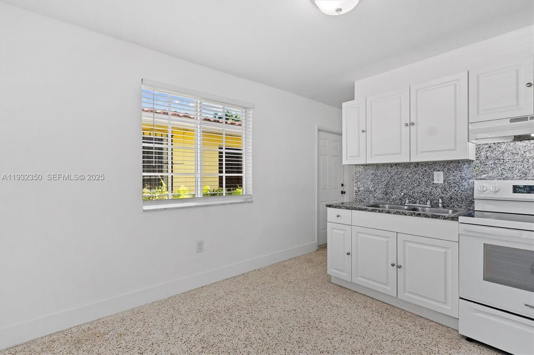 For Rent: $2,600 (2 beds, 1 baths, 814 Square Feet)