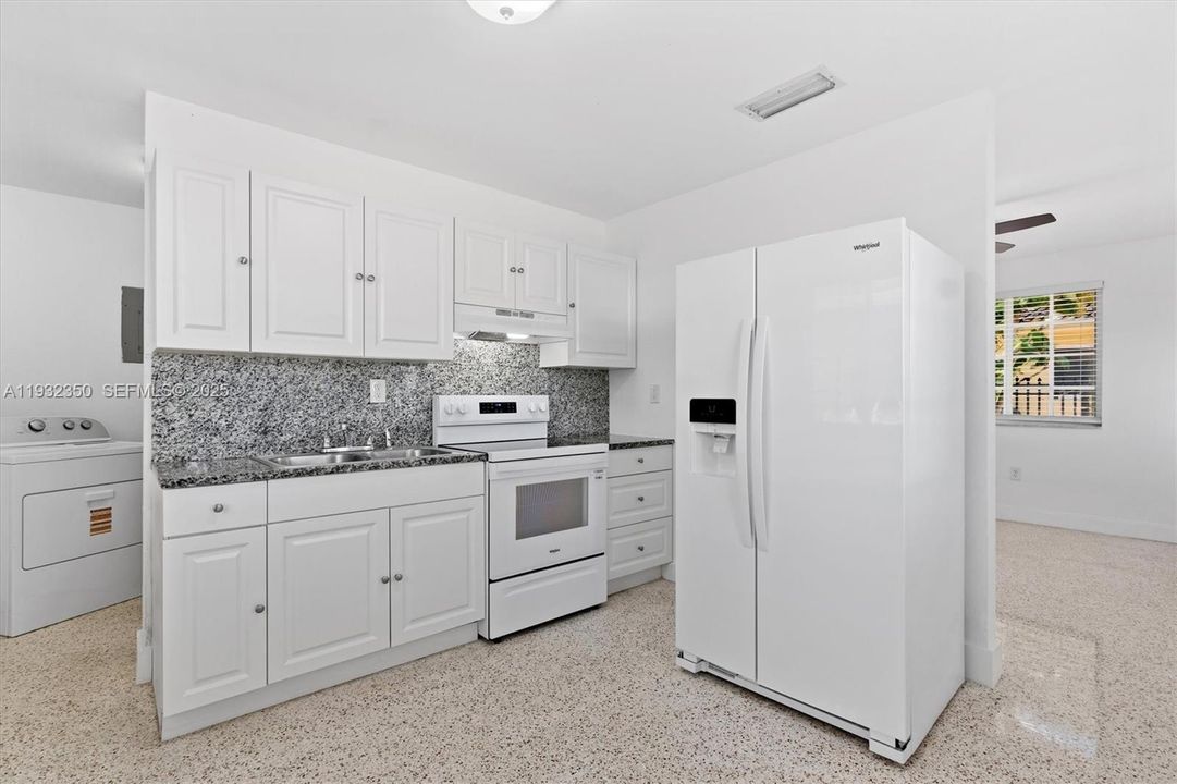 For Rent: $2,600 (2 beds, 1 baths, 814 Square Feet)
