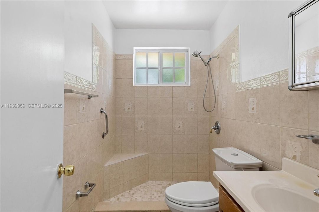 For Rent: $2,600 (2 beds, 1 baths, 814 Square Feet)